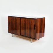 Aparador pequeño de palosanto. Dinamarca, años 70