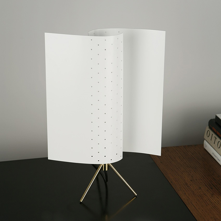 Lámpara pivotante B207. Michel Buffet