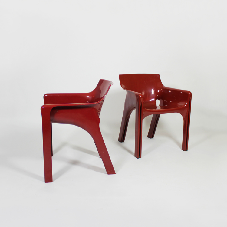 Pareja de sillas modelo Gaudí, diseño de Vivo Magistretti