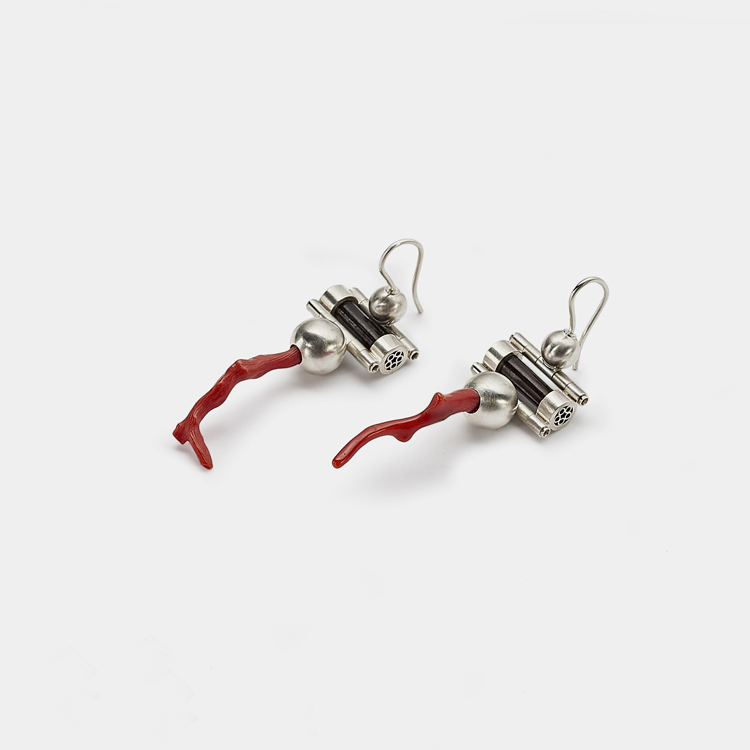 Pendientes de plata y púas de puercoespín y coral. Samuel Guillén, 2018