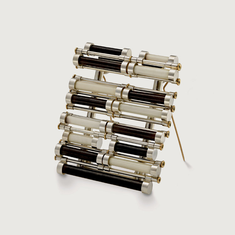 Broche de plata y púas de puercoespín. Samuel Guillén, 2018