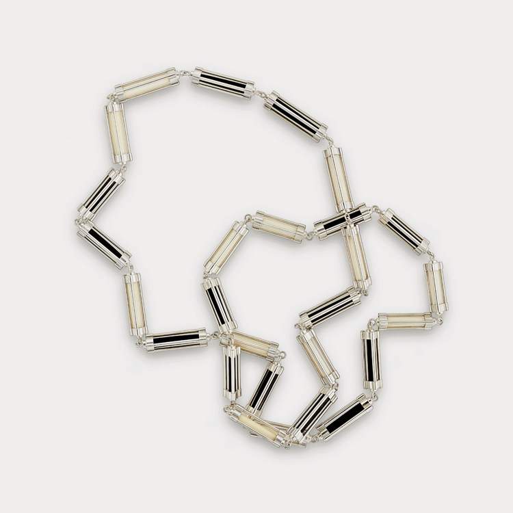 Cadena de plata y púas de puercoespín. Samuel Guillén, 2018