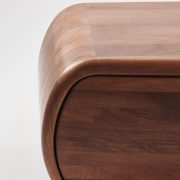 Aparador Wu en madera maciza. Producción artesana de Studio Pang para Artisan. Nogal europeo