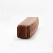 Aparador Wu en madera maciza. Producción artesana de Studio Pang para Artisan. Nogal europeo