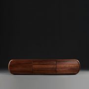 Aparador Wu en madera para Artisan, diseñado por Studio Pang en Europa, con acabados modernos