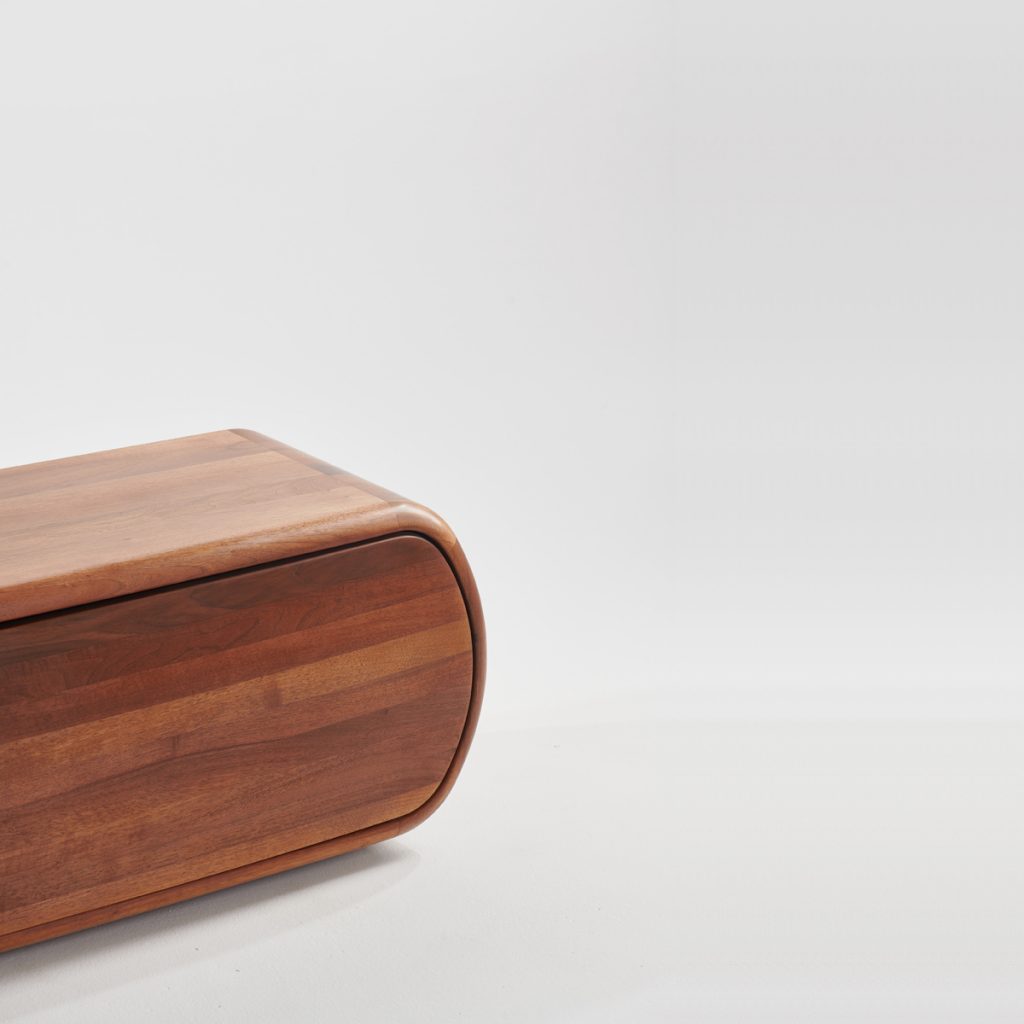 Aparador Wu de Studio Pang para Artisan, realizado en madera de forma artesana