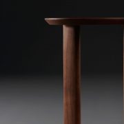 Mesa Auxiliar Colección Boaz de Nick Rennie, realizada en madera para Artisan de Bosnia