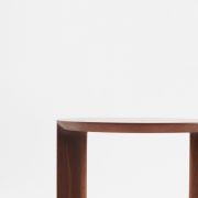 Mesa Auxiliar Boaz en madera, diseño europeo de Nick Rennie para Artisan