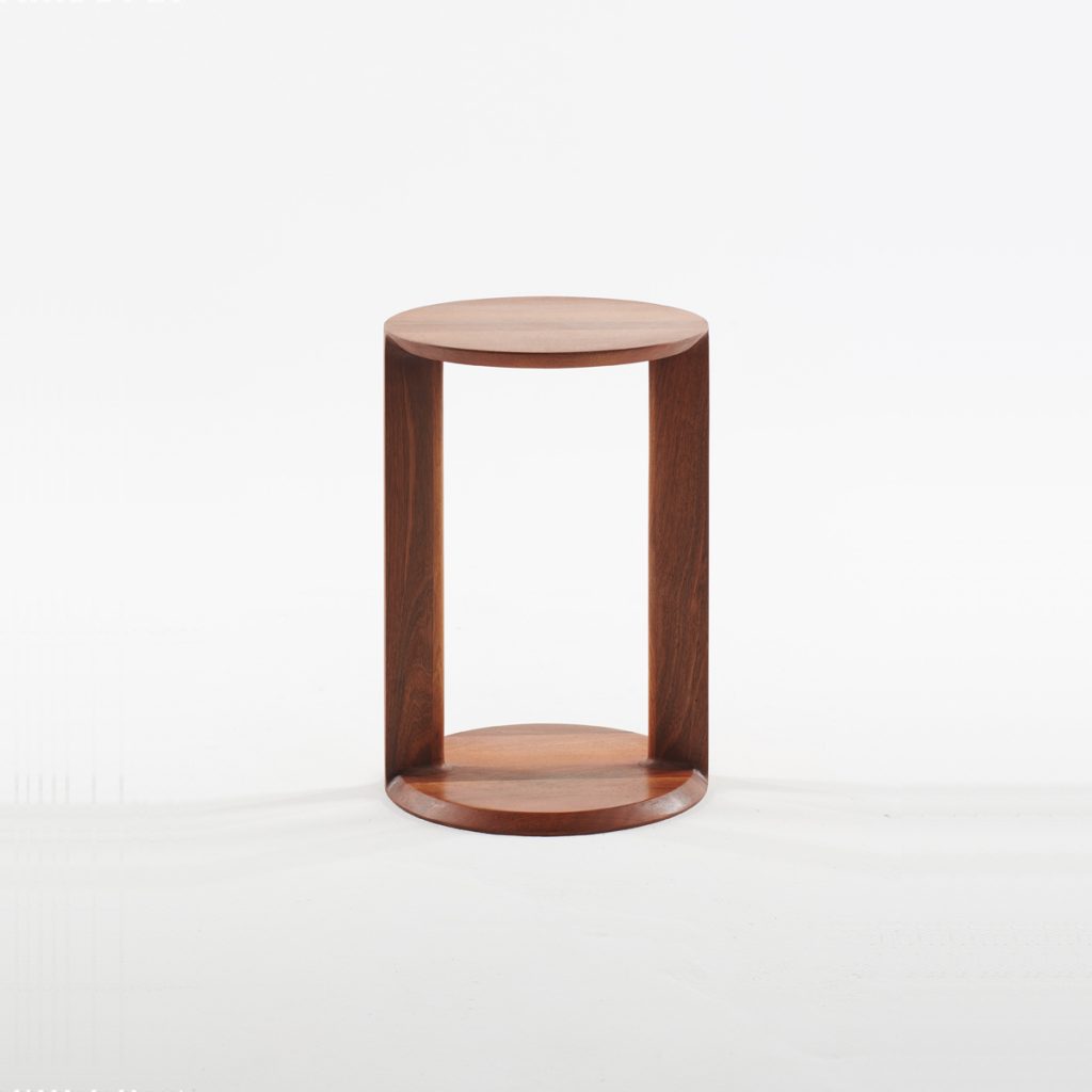 Mesa Auxiliar Boaz de Nick Rennie para Artisan, en madera con acabados vanguardistas