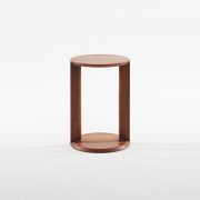 Mesa Auxiliar Boaz de Nick Rennie para Artisan, en madera con acabados vanguardistas