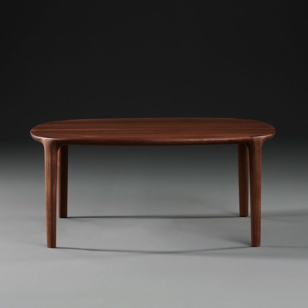 Mesa de centro Wu para Artisan de Bosnia. Producción artesana europea de Studio Pang