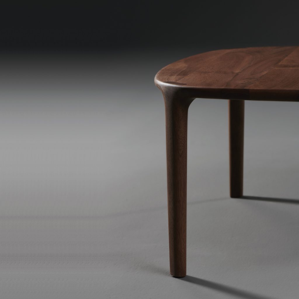 Mesa de centro Wu de Studio Pang, realizada artesanalmente en Europa para Artisan