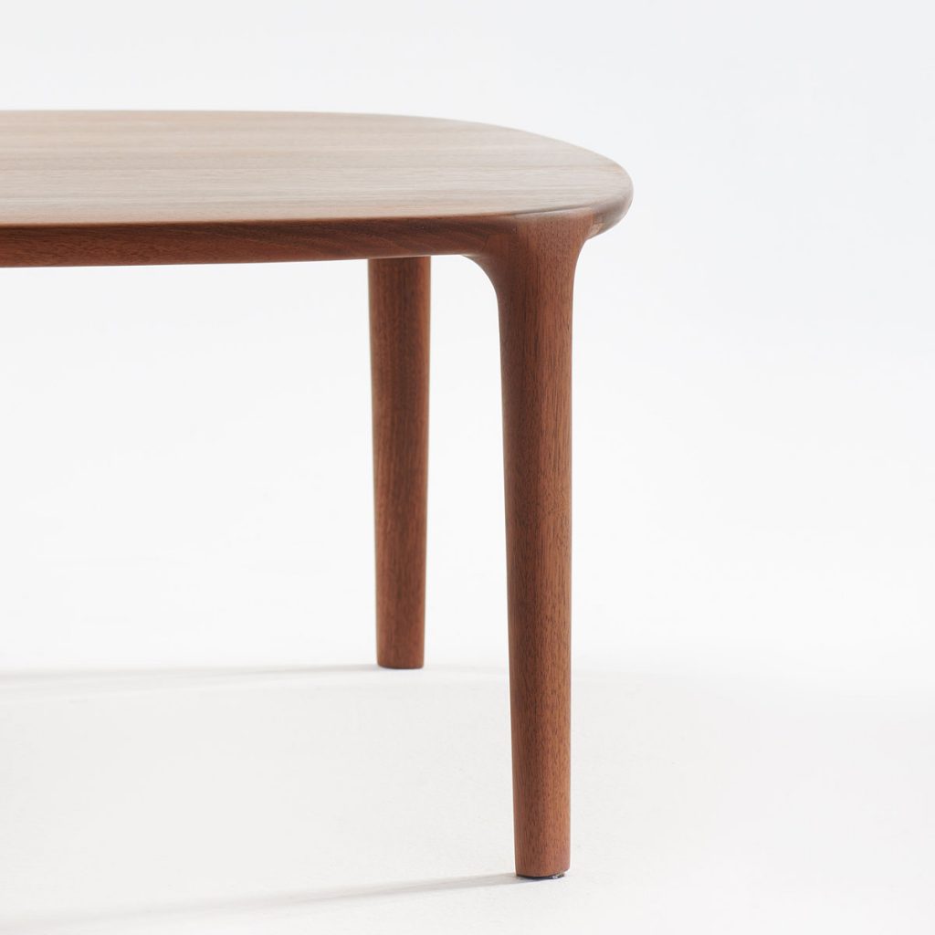 Mesa de centro Wu con diseño original de Estudio Pang para Artisan. Realizada en madera de calidad a elegir
