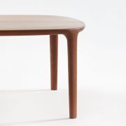 Mesa de centro Wu con diseño original de Estudio Pang para Artisan. Realizada en madera de calidad a elegir