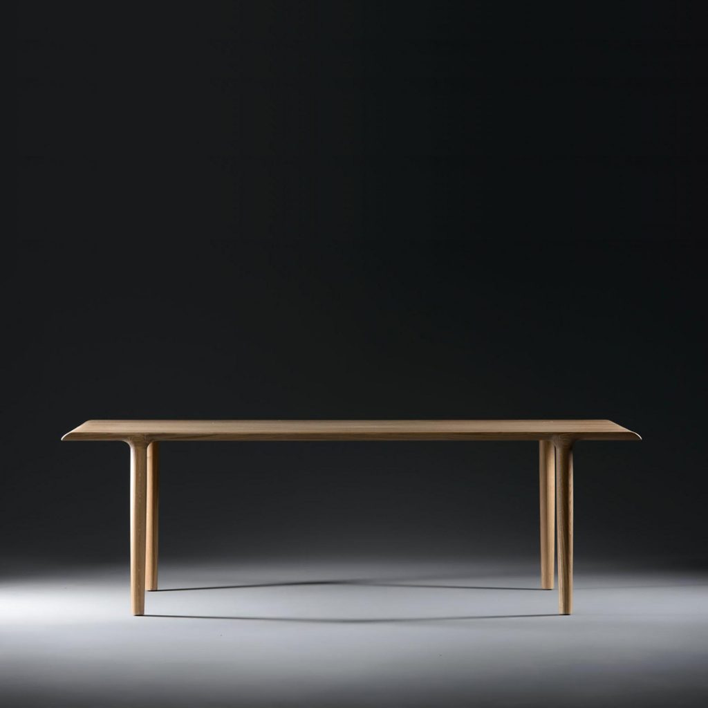 Mesa de comedor Alba diseñada por Says Who para Artisan. Producción artesana y moderna en madera de excelente calidad