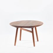 Mesa de comedor Dash redonda de Regular Company, diseño moderno y vanguardista en madera para Artisan en Europa