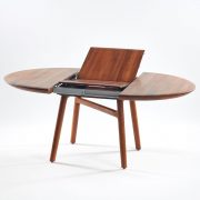 Mesa de comedor Dash redonda en madera para Artisan de Bosnia. Producción europea original de Regular Company