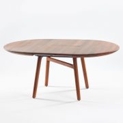 Mesa de comedor Dash Redonda en madera maciza con extensión para Artisan en Europa. Diseño único y moderno de Regular Company