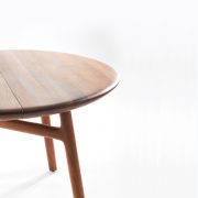 Mesa de comedor Dash redonda en madera para Artisan, con diseño vanguardista y exclusivo de Regular Company en Europa