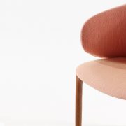 Silla Mela de Regular Company, en madera y tapicería de excelente calidad. Diseño moderno y único en Europa para Artisan