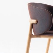 Silla Mela de Regular Company, en madera y tapicería a elegir, con diseño moderno y exclusivo para Artisan