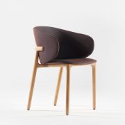Silla Mela, en madera y tapicería de alta calidad con diseño moderno de Regular Company para Artisan