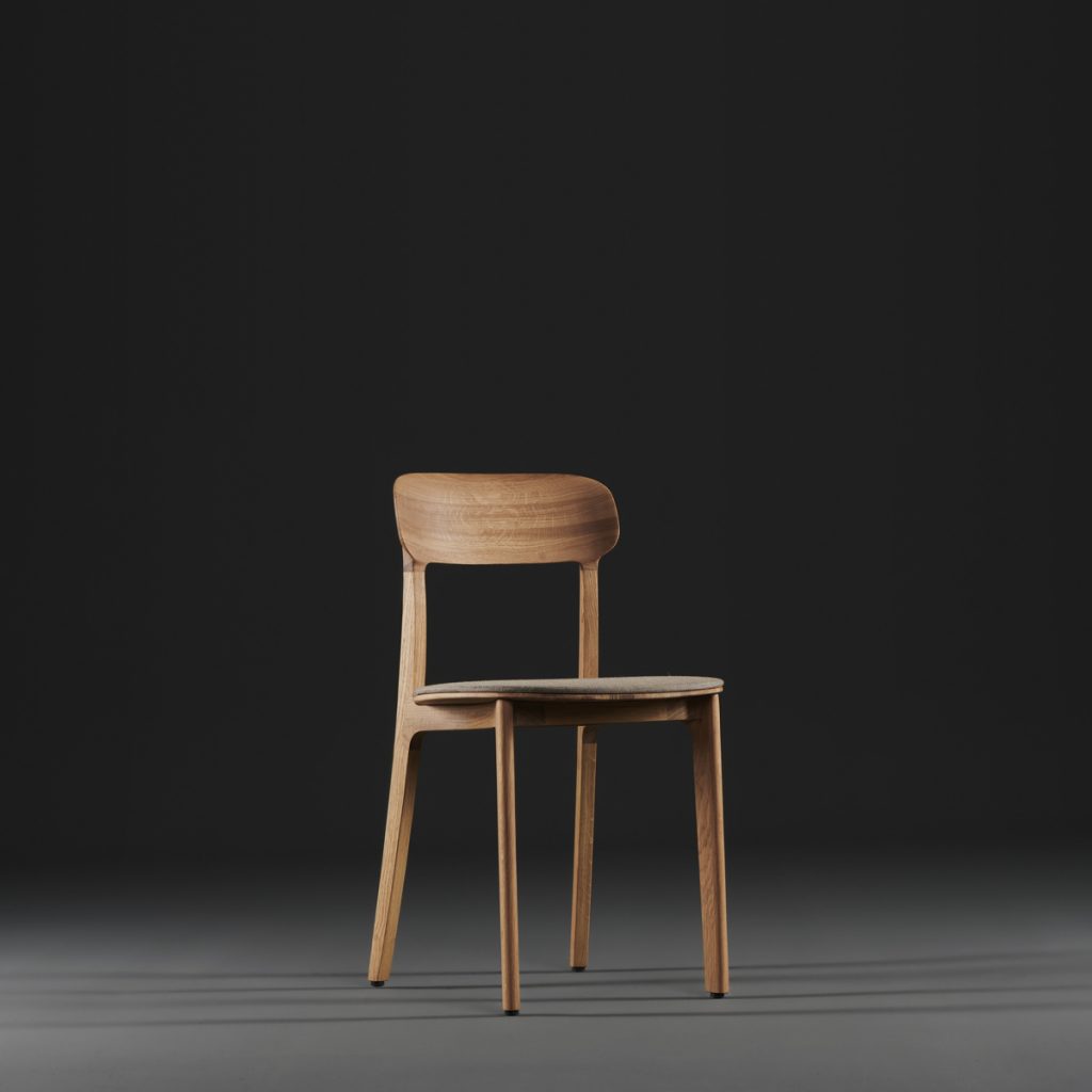 Silla Tanka para Artisan en Europa, realizada en madera y tapicería a elegir de Regular Company