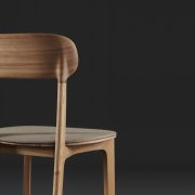 Silla Tanka, realizada en Europa por Regular Company, en madera y tapicería de gran calidad. Producción única para Artisan de Bosnia