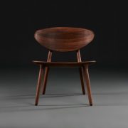 Silla Wu Lounge para Artisan, en madera y tapicería a elegir de calidad. Creación moderna y exclusiva en Europa de Studio Pang