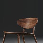 Silla Wu Lounge de Regular Company para Artisan de Bosnia. Diseño moderno y original, realizado de forma artesana en diferentes maderas y tapicerías