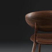 Silla Wu Lounge en madera y tapicería, de producción artesana europea de Studio Pang para Artisan