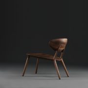 Silla Wu Lounge de Artisan, en madera maciza y tapicerías a elegir. Diseño realizado por Studio Pang