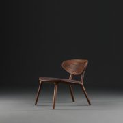 Silla Wu Lounge en madera y tapicería a elegir, de diseño moderno para Artisan de Studio Pang