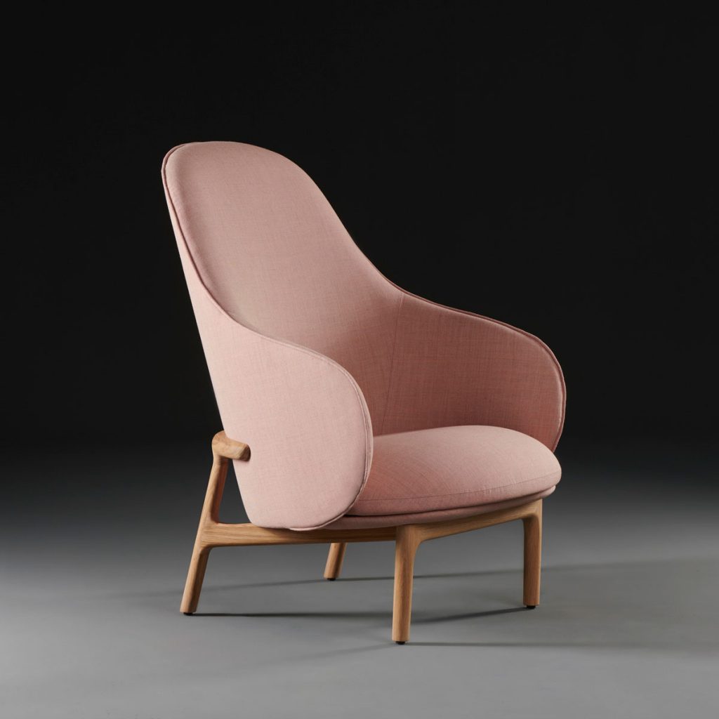 Sillón Mela Lounge Alto para Artisan de Bosnia. Realizado por Regular Company en madera y tapicería, con acabados vanguardistas