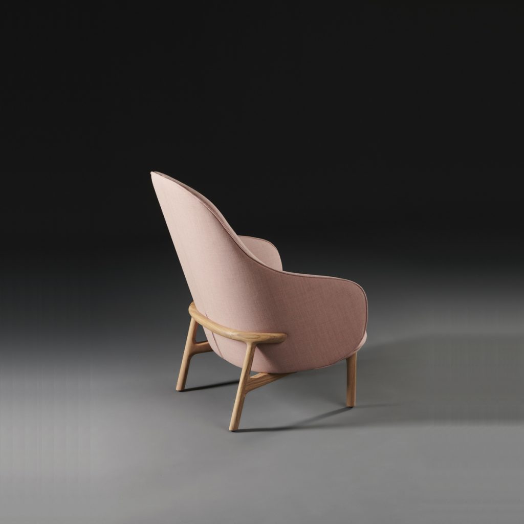 Sillón Mela Lounge Alto de Regular Company en Europa. Producción artesanal exclusiva en madera y tapicería para Artisan