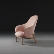 Sillón Mela Lounge Alto en madera maciza y tapicería de alta calidad para Artisan. Realizado por Regular Company en Europa