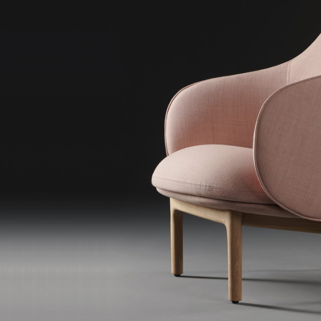 Sillón Mela Lounge Alto para Artisan, con diseño moderno en madera y tapicería. Producción europea de Regular Company