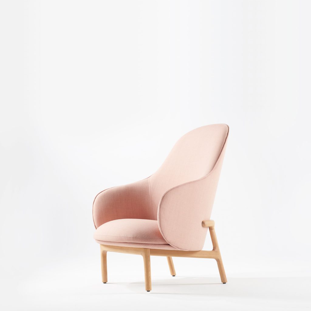 Sillón Mela Lounge Alto de Regular Company, en madera y tapicería de gran calidad. Realizado para Artisan de forma exclusiva y artesana