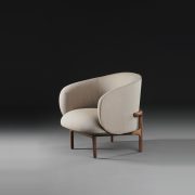 Sillón Mela Lounge Bajo para Artisan de Bosnia. Diseñado por Regular Company en madera y tapicería, con acabados vanguardistas