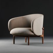 Sillón Mela Lounge Bajo moderno y actual, realizado por Regular Company en madera y tapicería para Artisan