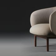 Sillón Mela Lounge Bajo, realizado en madera y tapicería para Artisan. Producción original de Regular Company en Europa