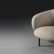 Sillón Mela Lounge Bajo en madera y tapicería, con diseño de Regular Company. Artesanía europea y original para Artisan