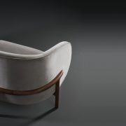Sofá Colección Mela Lounge dos plazas, en madera y tapicería de Regular Company. Diseño moderno y exclusivo de calidad para Artisan