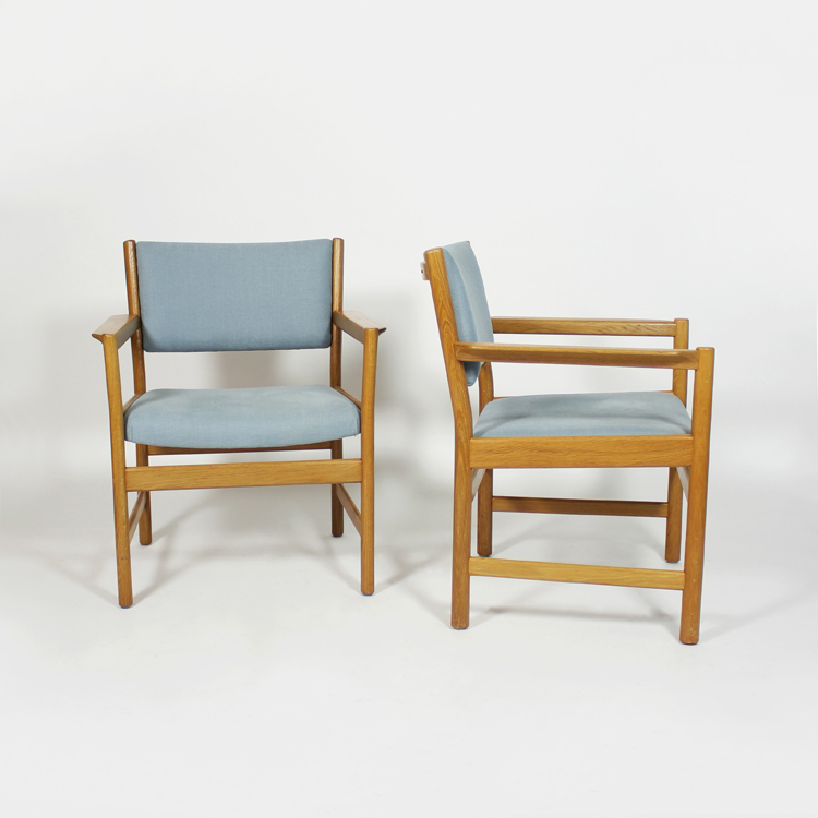 Cuatro sillas diseño de Alf Svensson