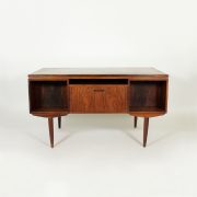Mesa despacho de palosanto. Dinamarca, años 50. Detalle trasesa