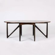 Mesa de comedor de Kurt Østervig, diseño danés de los años 60.Detalle de la tapa