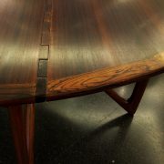 Mesa de comedor de Kurt Østervig, diseño danés de los años 60.Detalle de la tapa