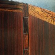 Mesa de comedor de Kurt Østervig, diseño danés de los años 60.Detalle de la tapa