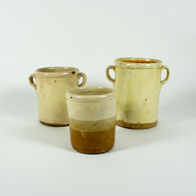 Conjunto de tres vasijas de barro. Italia, 70s