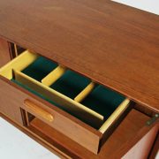 Aparador de teca. Diseño escandinavo, 60s. Detalle interior.